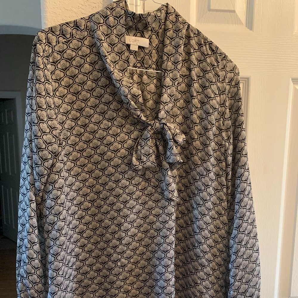 LOFT long sleeve bow blouse M